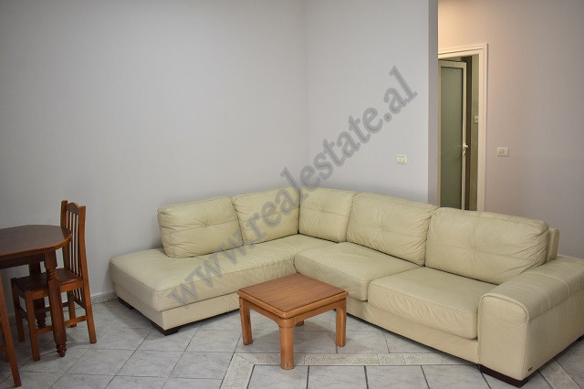 Apartament 1+1 me qira ne rrugen Marko Bocari shume prane Liqenit Artificial ne Tirane.
Eshte e poz